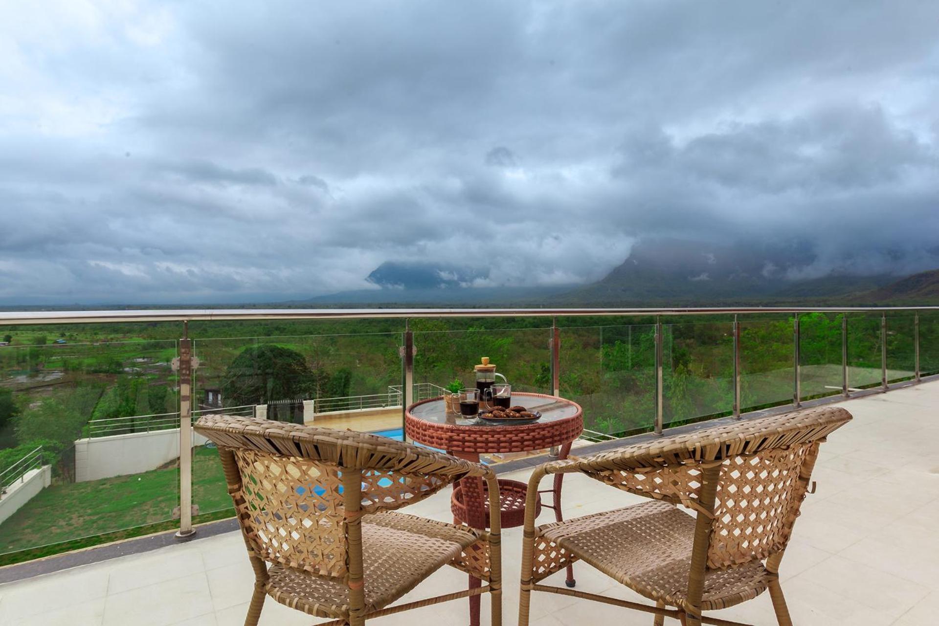 Stayvista'S Panoramic Peaks - Mountain-View Villa With Pool, Tent & Turf Saralgaon Екстер'єр фото